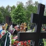 Закопала и забыла: Божена Рынска плюнула на могилу мужа-самоубийцы