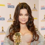 Королева с округлившимся животом переполошила россиян