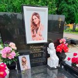 Калашникова плюнула в устроившую гламурную фотосессию на могиле Началовой подругу