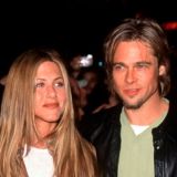 Энистон подбирает вечерний наряд перед особым свиданием с Питтом 