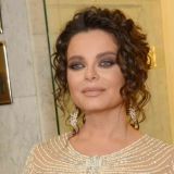 Королева вывалила грудь на всеобщее обозрение