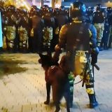 Белорусы встают на колени перед ОМОНом: народ усмиряют гранатами и дубинками