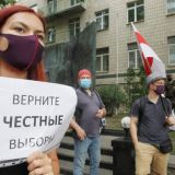 Белорусские военные выбрасывают награды и сжигают форму (видео)