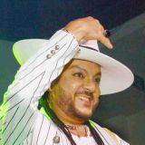 Декольте распахнулось: Киркоров обнажил прелести Бузовой на глазах у толпы