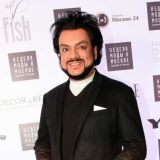 Киркоров в одних трусах развалился на диване