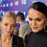 Девочка созрела: сексуальная дочка в минишортах и лифе затмила мрачную Славу