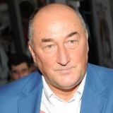 Медики вывели под руки: мужчине стало плохо на прощании с Клюевым