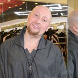 Народ закидал камнями показавшего новую подругу певца Шуру