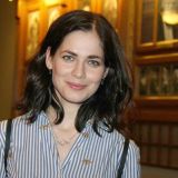 Разгневанная Снигирь вылила кувшин воды на головы прохожих