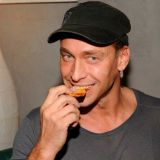 На месте признания в измене Тарзан опубликовал видео с толстой киской