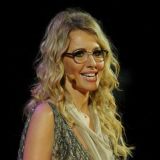 Собчак с красным носом уселась в плавках на песок