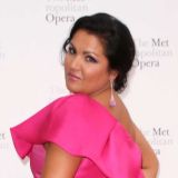 Зараженная коронавирусом Нетребко в пижаме устроила пляски в коридоре больницы 