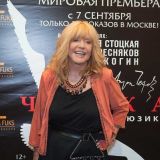 71-летняя Пугачева в короткой юбке задрала ногу перед известным артистом