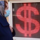 Курс рубля стремительно падает