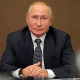 Путин заявил о продлении выплат работающим с коронавирусом врачам  