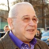 Взмокший Петросян покрутился на мужике  