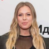 Дакоту затравили за унитаз рядом с кроватью в спальне 