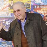 Появившаяся в театре в маске молодая жена Петросяна спровоцировала скандал