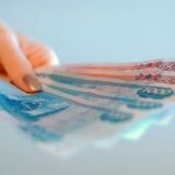 Назван элементарный способ избавиться от коронавируса на деньгах