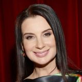 Ждет третьего? 52-летнюю Стриженову заподозрили в беременности