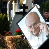 Прекрасная молодая вдова блеснула у гроба Жванецкого