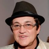 Считает себя графом: Дибров показал особняк с 20 комнатами, бассейнами и фонтаном