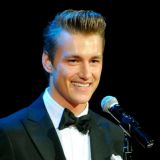 Новый роман? Безрукова приласкала Воробьева на глазах у всех