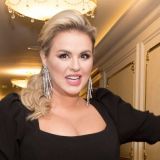 Игривая Семенович показала фотографу пышный бюст 