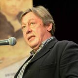 Баня и встречи с семьей: стал известен распорядок дня Ефремова в колонии