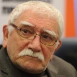 И смех, и грех: Старушки нашли развлечение на могиле Джигарханяна 