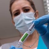 Роспотребнадзор: Вакцинация не защищает человека от встречи с COVID-19