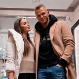 Полуголые Тарасов и Костенко развалились в снегу на лужайке