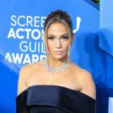 51-летняя Дженнифер Лопес выставила напоказ свои прелести