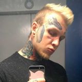 Снимок сына-фрика Яковлевой без татуировок всполошил народ