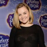 Под венец собралась? Проскурякова в белом платье сверкнула роскошным декольте