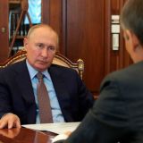 Песков объяснил появление Путина на людях без маски