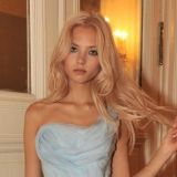 Алеся Кафельникова прилюдно оголила грудь 