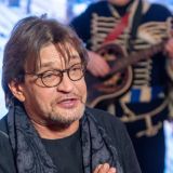 Александр Домогаров изолировался от общества вместе с молодой танцовщицей 