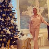 Месяц праздничных фото: российские звезды показали свои елки 