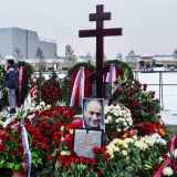 Безутешная вдова раздала все деньги у могилы Гафта