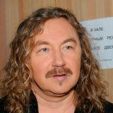 Помахала ручкой: молодая жена променяла Николаева на карьеру