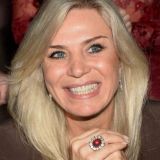 Жена Юдашкина развлеклась в мужской компании после гей-скандала с участием супруга