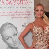 Абсолютно голая Волочкова залезла в бочку на глазах у поклонников