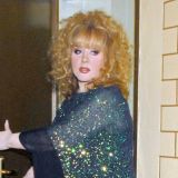 Пугачеву засняли в объятиях сразу двух мужчин 