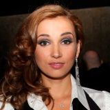 Чехова с букетом роз от поклонника сделала заявление о переменах в личной жизни