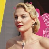 Рената Литвинова отметила день рождения в подъезде с бокалом