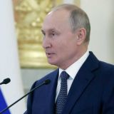 Путин поручил начать вакцинацию всех россиян