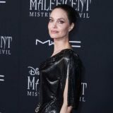 Драные джинсы: дочь Джоли появилась на улице в странном виде