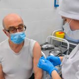 Главный инфекционист Москвы: Сделать прививку особенно важно людям из группы риска