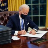 Политолог Бардин о первых указах Байдена: Действует в ущерб американскому обществу